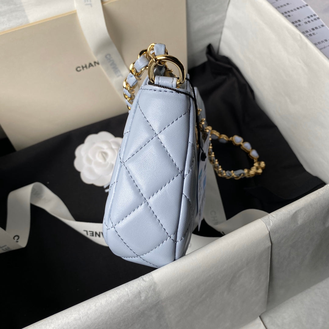 Bolso hobo CC de 24 peniques, 20 cm, piel de cordero azul nube, herrajes dorados