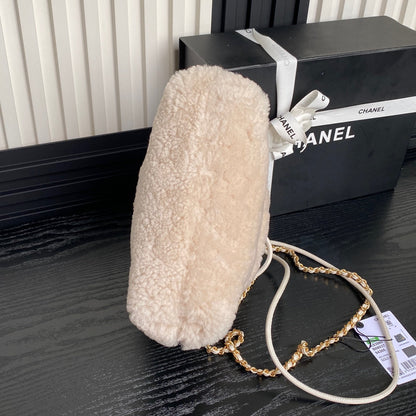 Bolso Hobo 22 CC 24K de 20 cm de piel de lana beige