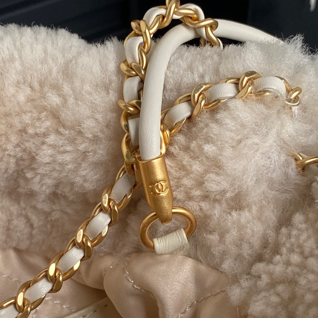 Bolso Hobo 22 CC 24K de 20 cm de piel de lana beige