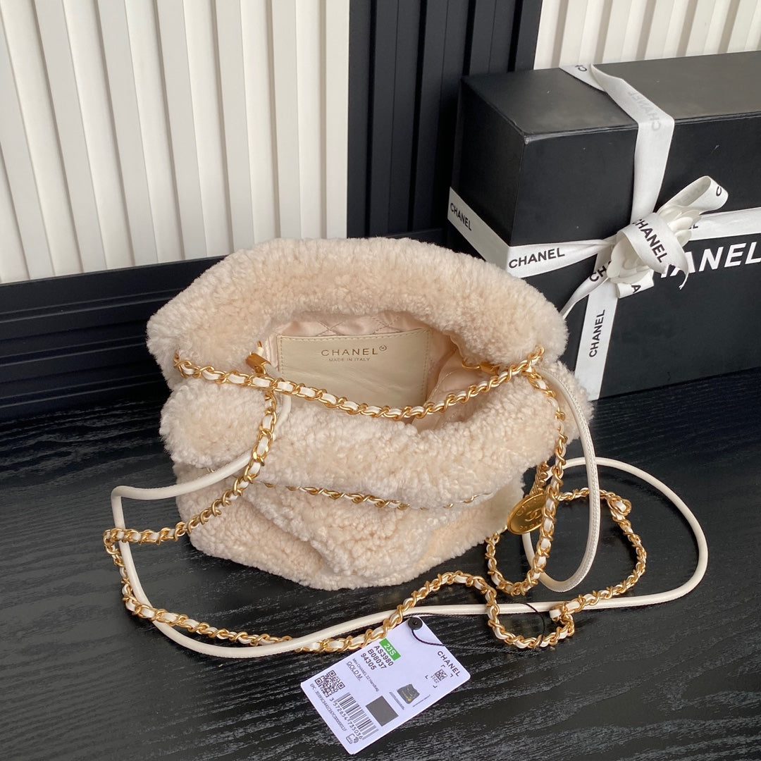 Bolso Hobo 22 CC 24K de 20 cm de piel de lana beige