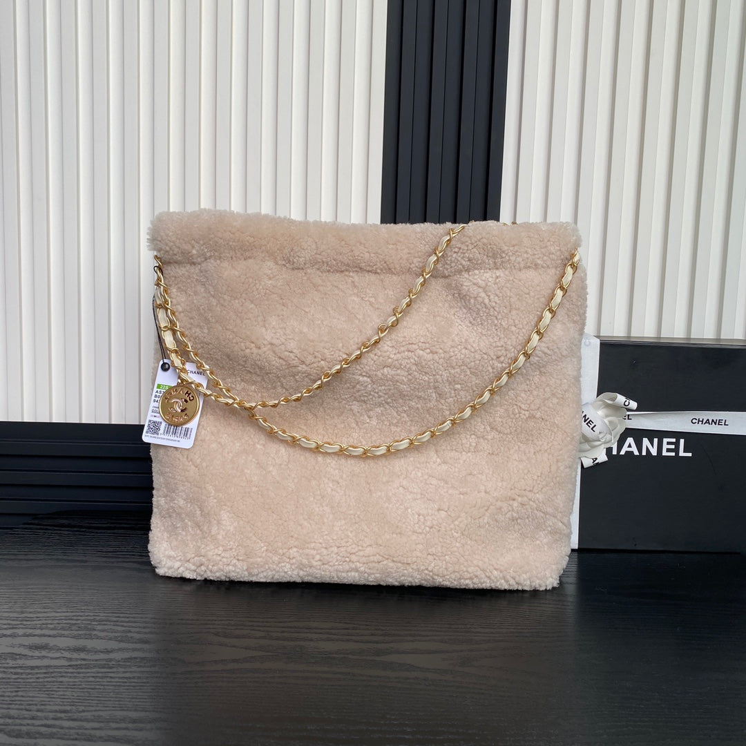 Bolso Hobo 22 CC 24K de 39 cm en piel de lana beige 