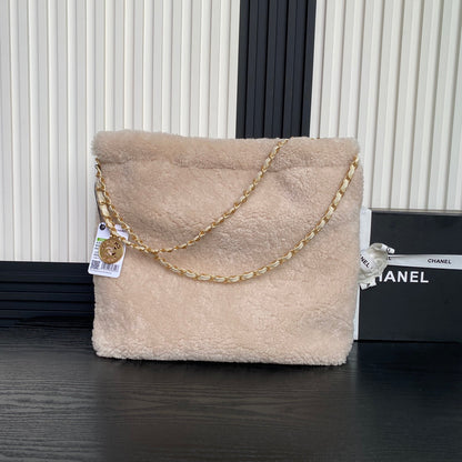 Bolso Hobo 22 CC 24K de 39 cm en piel de lana beige 