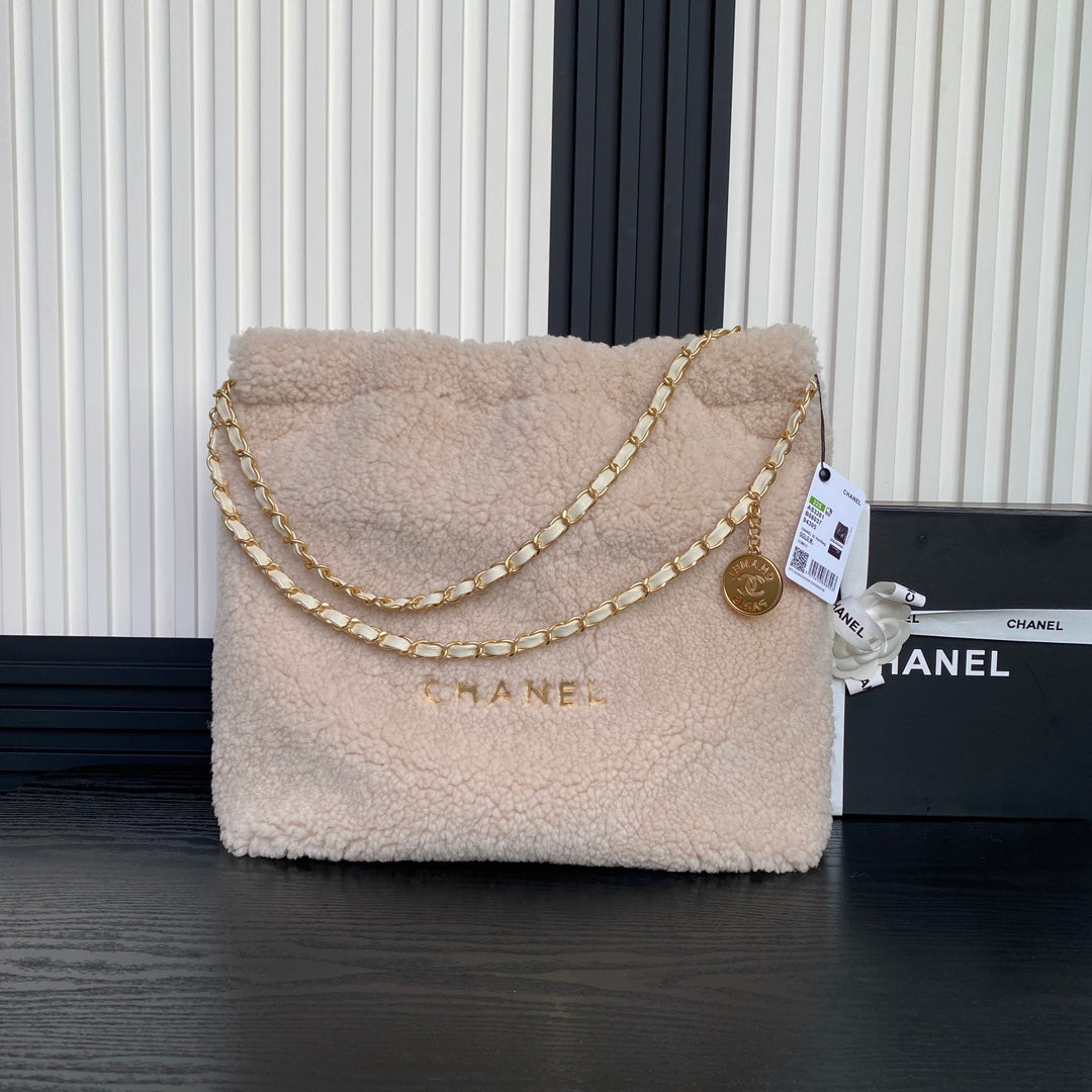 Bolso Hobo 22 CC 24K de 39 cm en piel de lana beige 