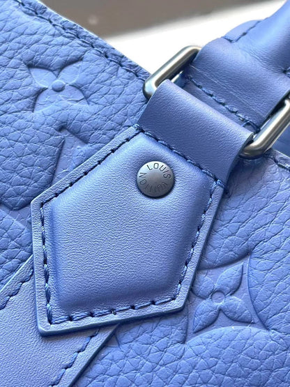 SAC PLAT 24H 41 EN TAURILLON AZUL ZAFIRO CON MONOGRAMA EN RELIEVE