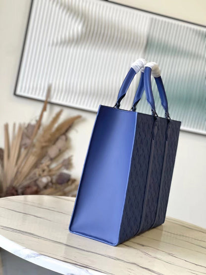 SAC PLAT 24H 41 EN TAURILLON AZUL ZAFIRO CON MONOGRAMA EN RELIEVE