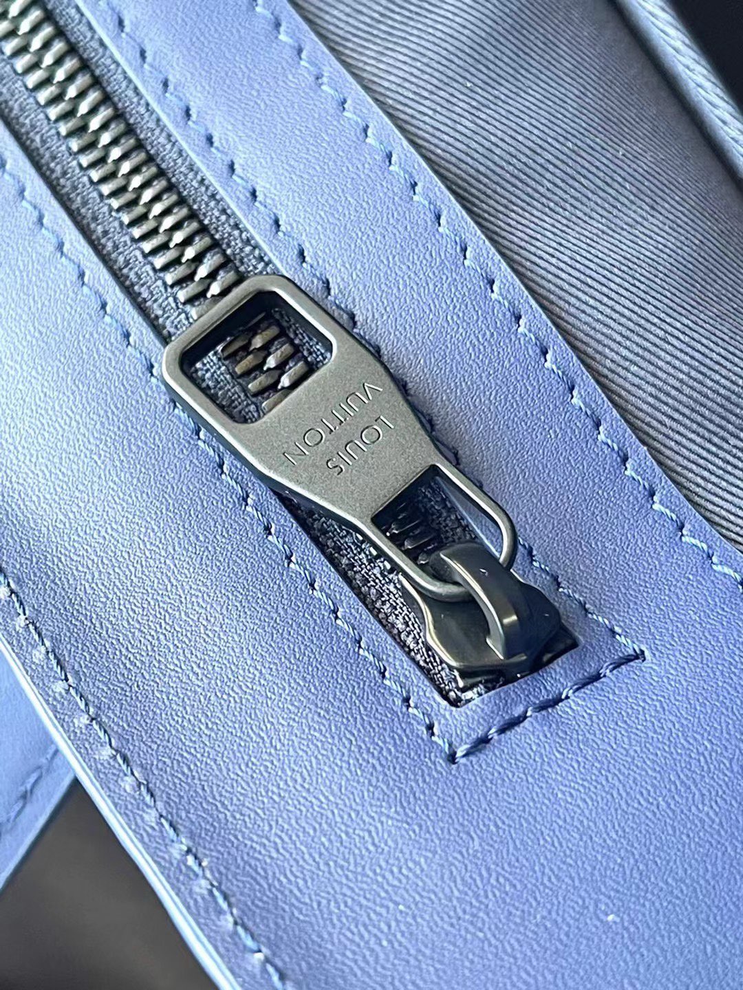 SAC PLAT 24H 41 EN TAURILLON AZUL ZAFIRO CON MONOGRAMA EN RELIEVE