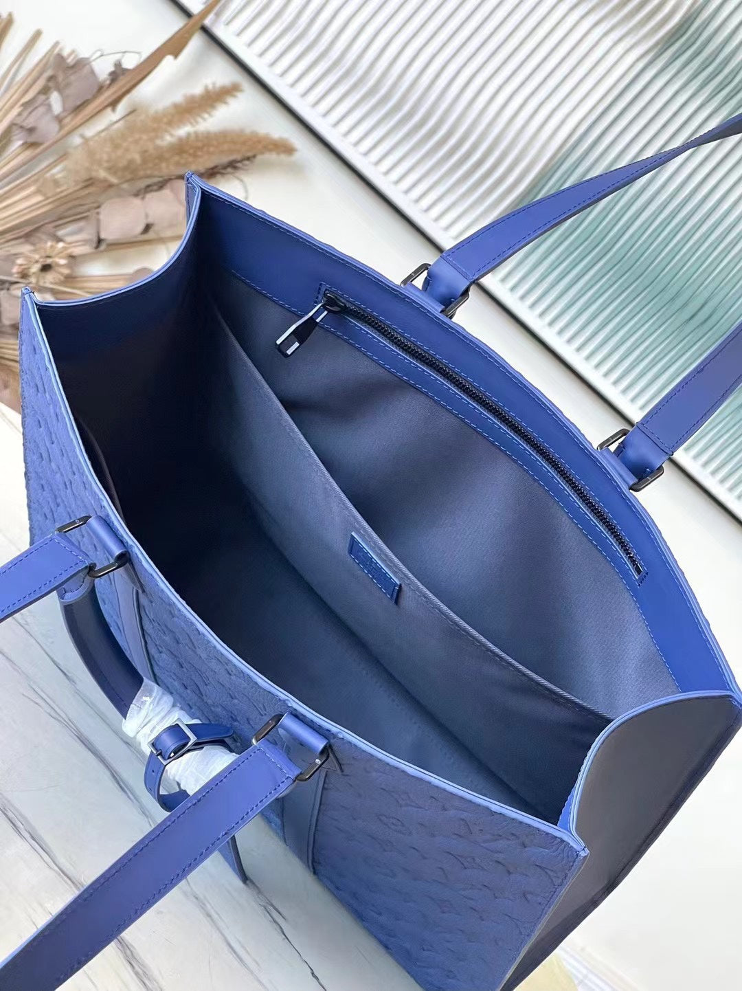 SAC PLAT 24H 41 EN TAURILLON AZUL ZAFIRO CON MONOGRAMA EN RELIEVE