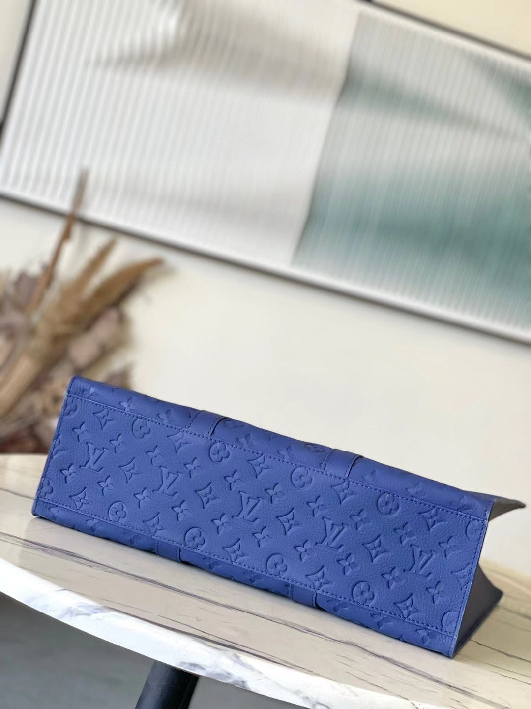SAC PLAT 24H 41 EN TAURILLON AZUL ZAFIRO CON MONOGRAMA EN RELIEVE