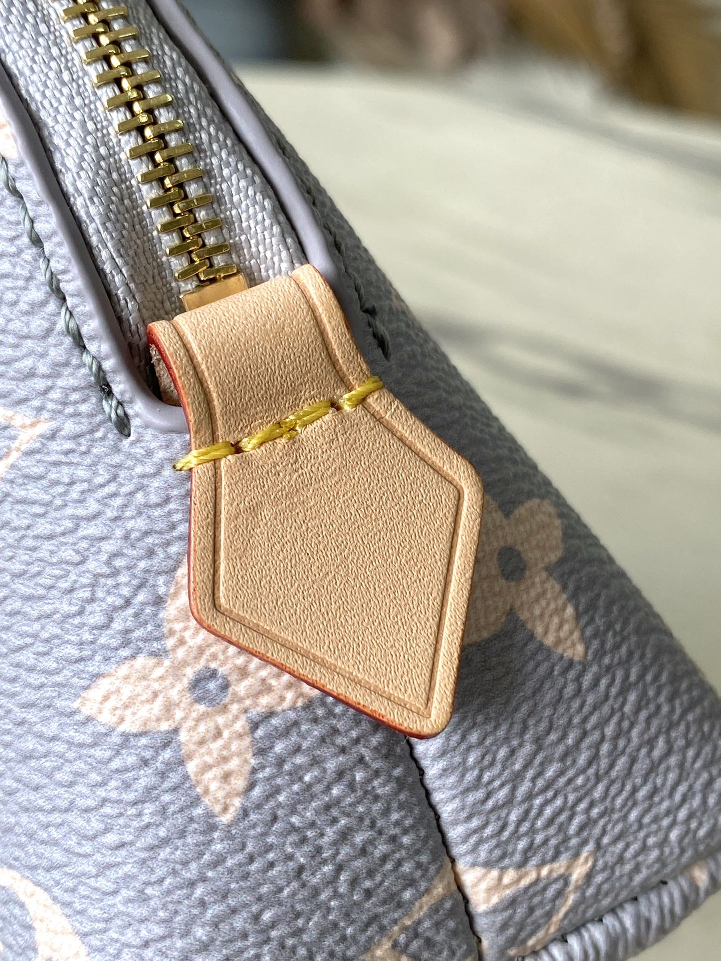 POCHETTE COSMÉTICO PM 19 EN LONA TRIANON CON MONOGRAMA GRIS CREMA