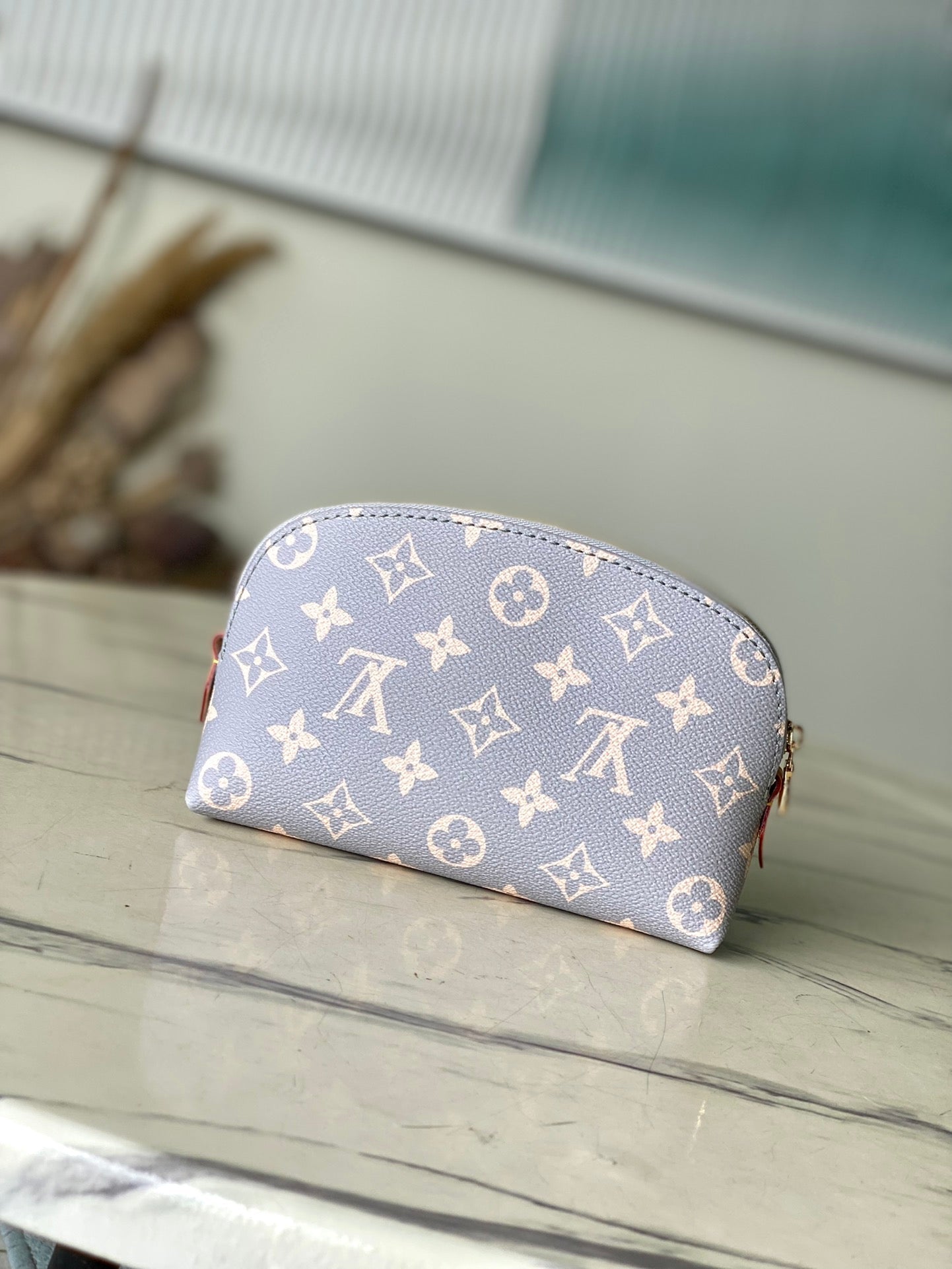 POCHETTE COSMÉTICO PM 19 EN LONA TRIANON CON MONOGRAMA GRIS CREMA