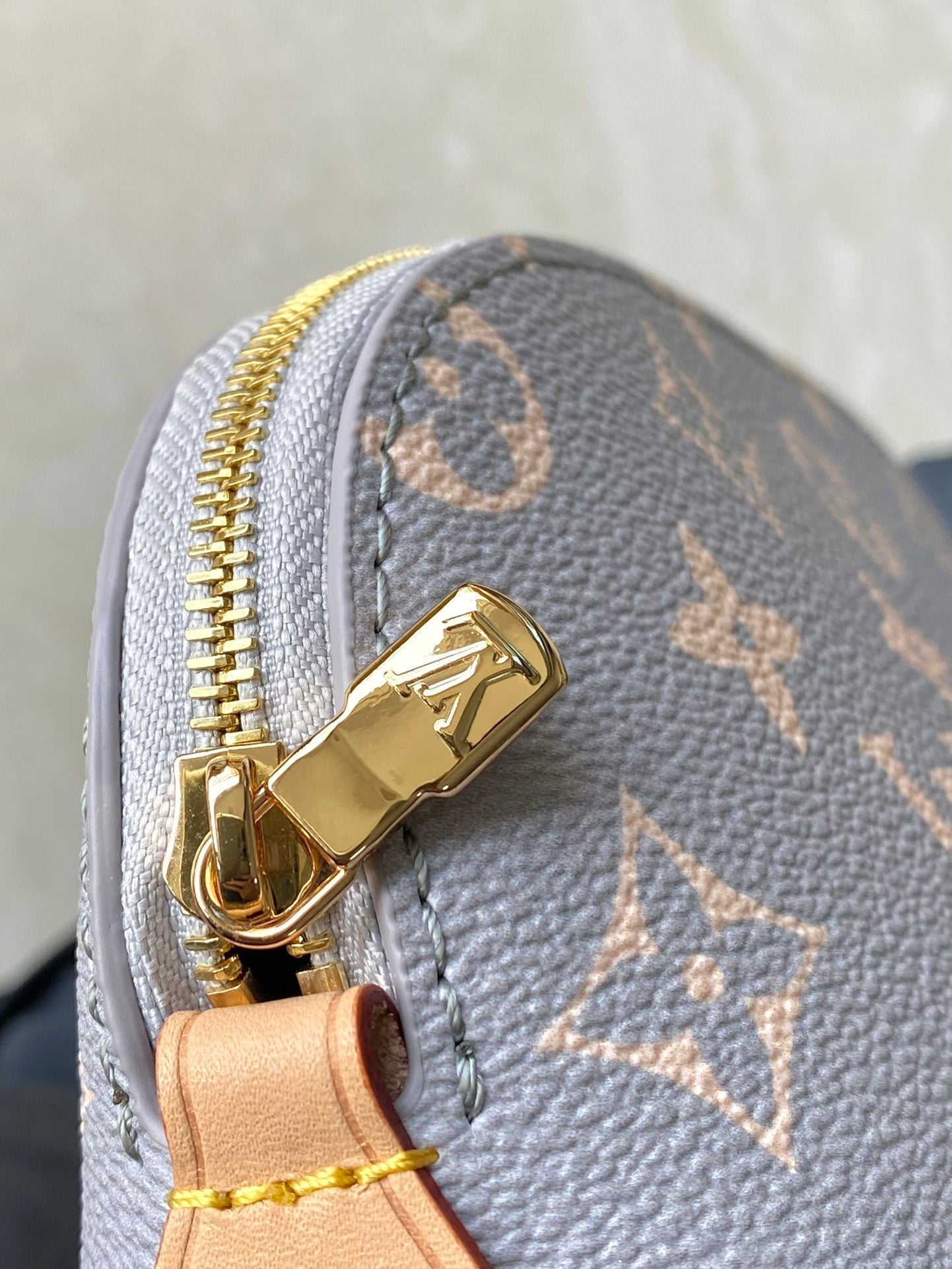 POCHETTE COSMÉTICO PM 19 EN LONA TRIANON CON MONOGRAMA GRIS CREMA