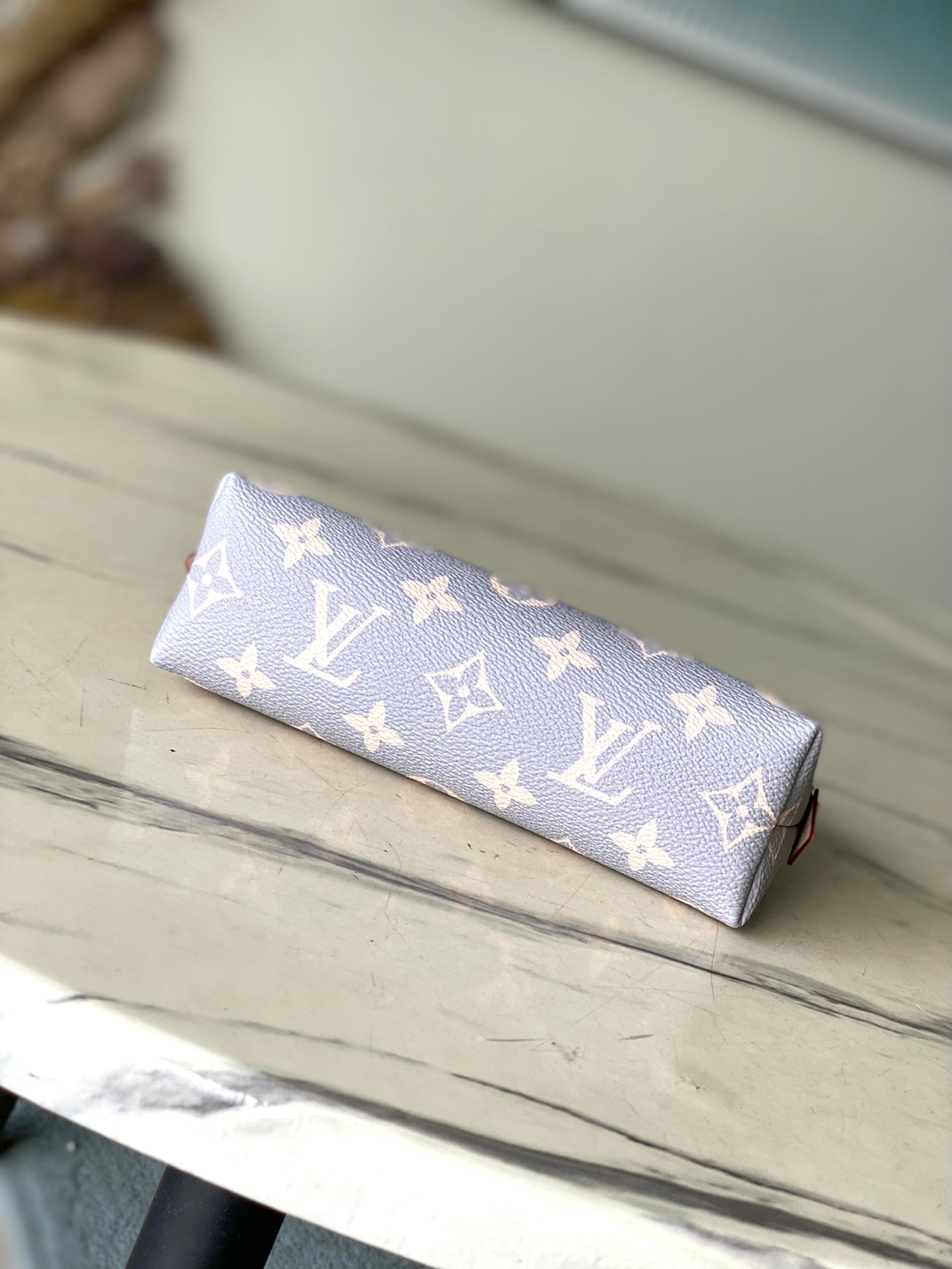 POCHETTE COSMÉTICO PM 19 EN LONA TRIANON CON MONOGRAMA GRIS CREMA