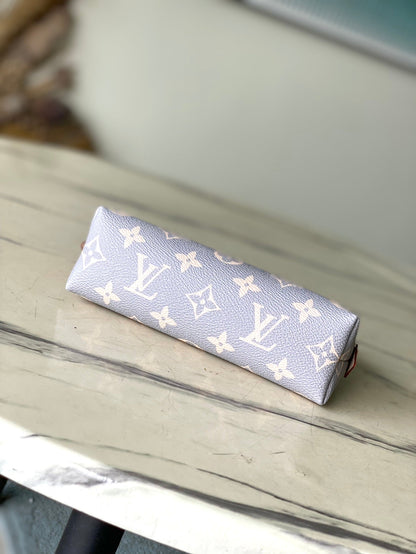 POCHETTE COSMÉTICO PM 19 EN LONA TRIANON CON MONOGRAMA GRIS CREMA