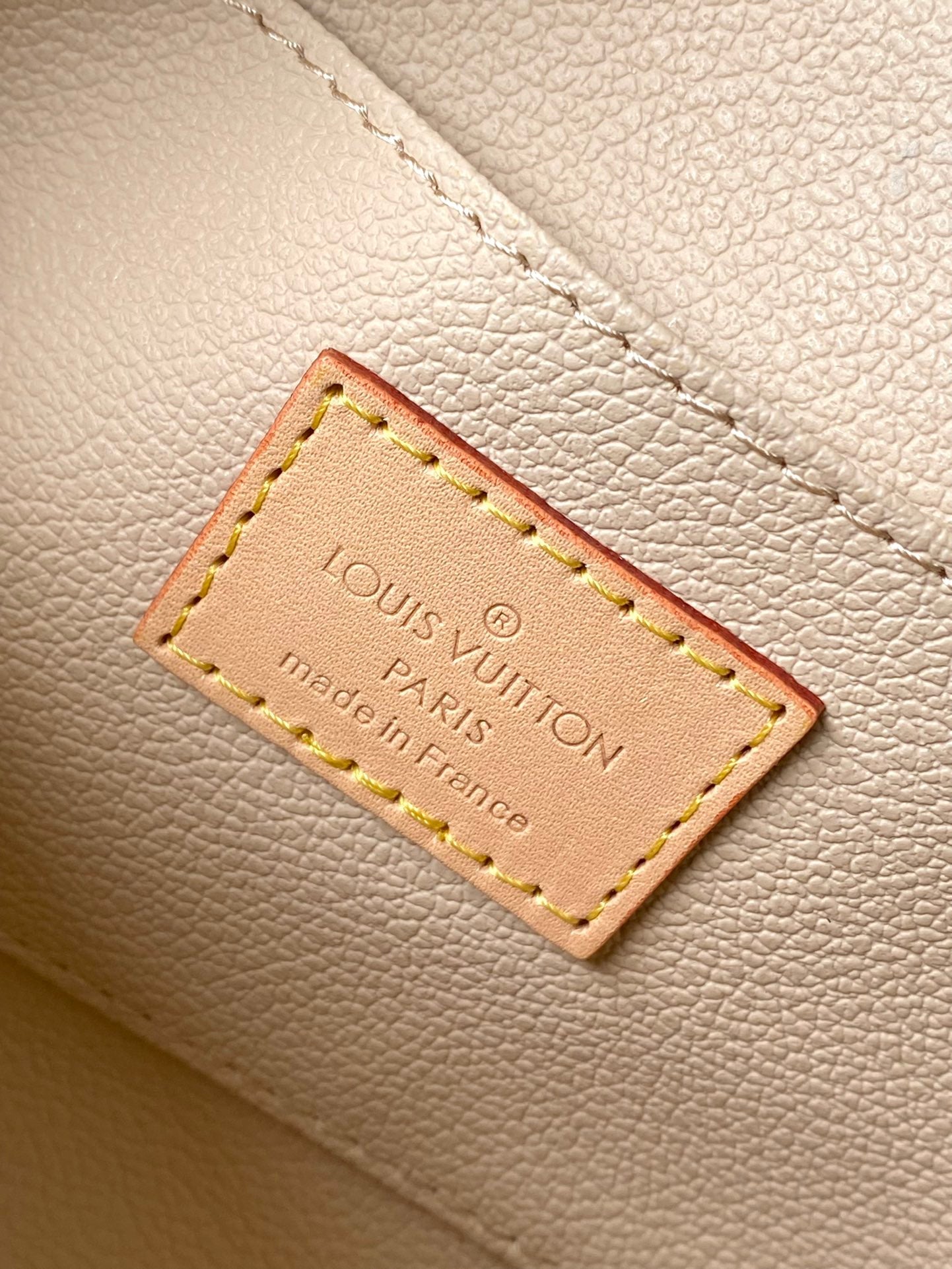 POCHETTE COSMÉTICO PM 19 EN LONA TRIANON CON MONOGRAMA GRIS CREMA