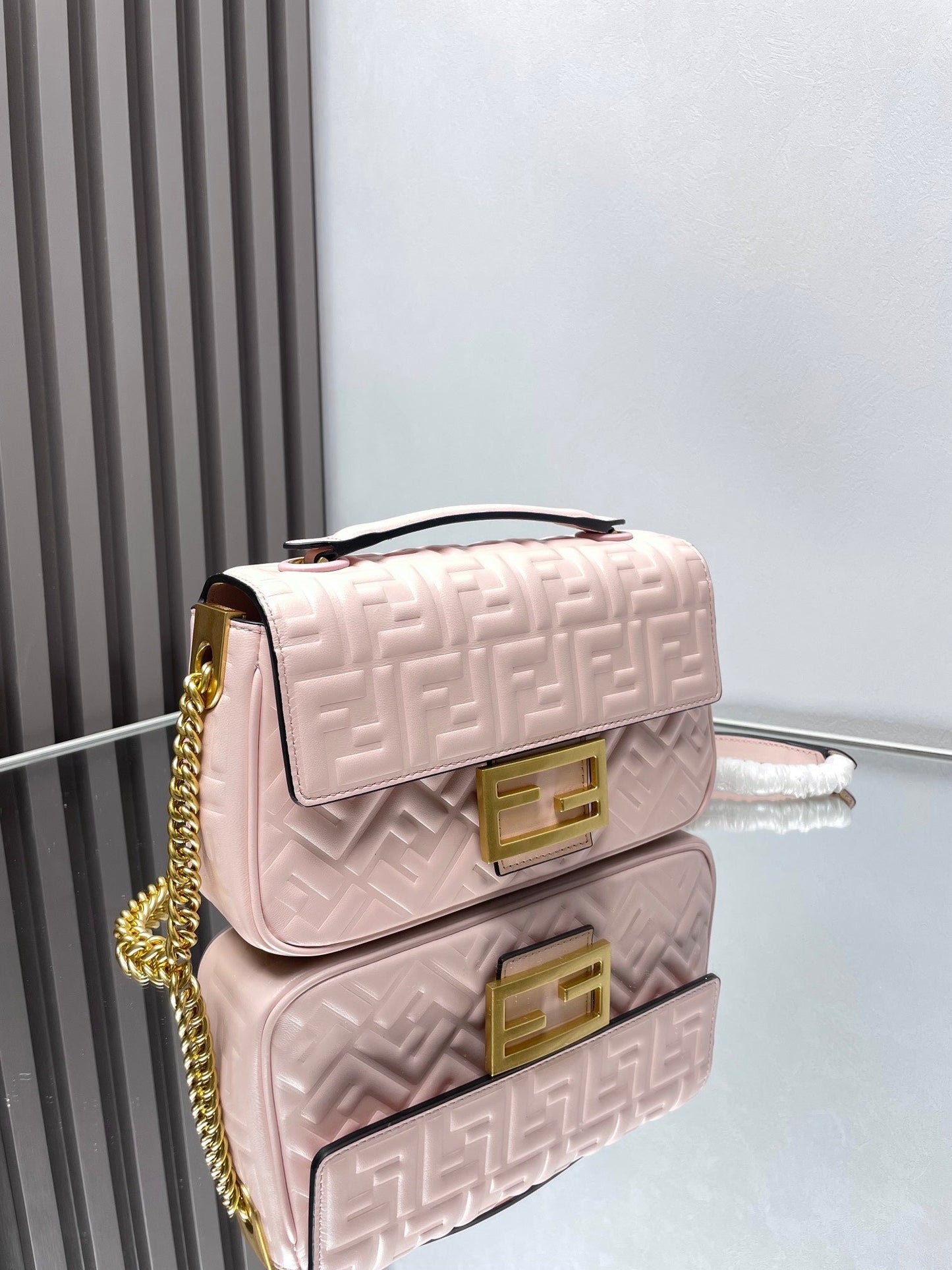 Sac Fend Baguette 24 avec motif FF en cuir rose GHW 