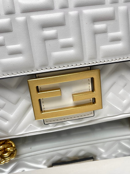 Bolso Fend Baguette 24 con motivo FF en piel blanca Ghw 