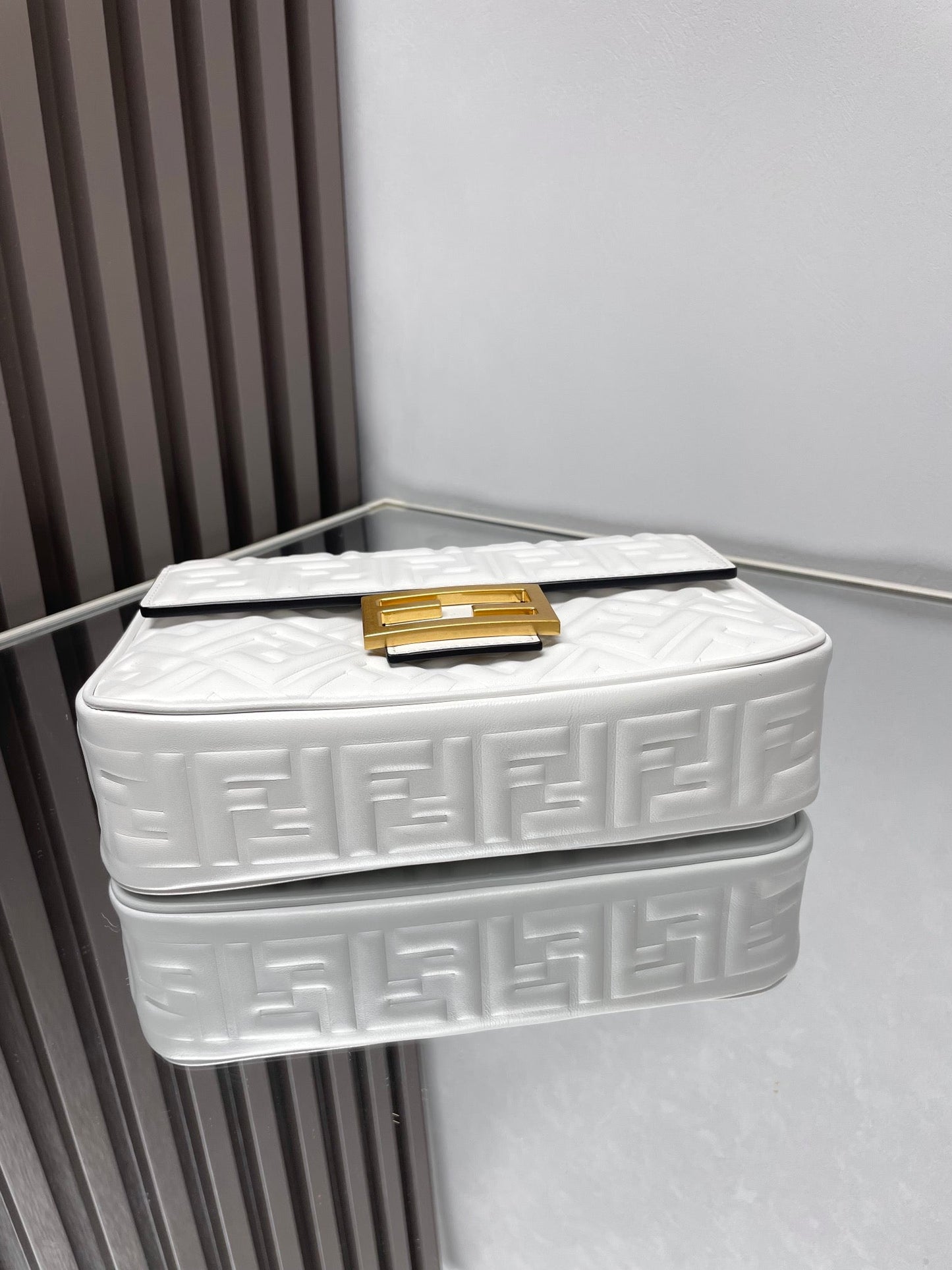 Bolso Fend Baguette 24 con motivo FF en piel blanca Ghw 