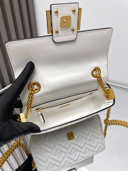 Bolso Fend Baguette 24 con motivo FF en piel blanca Ghw 