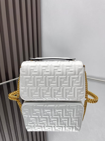 Bolso Fend Baguette 24 con motivo FF en piel blanca Ghw 