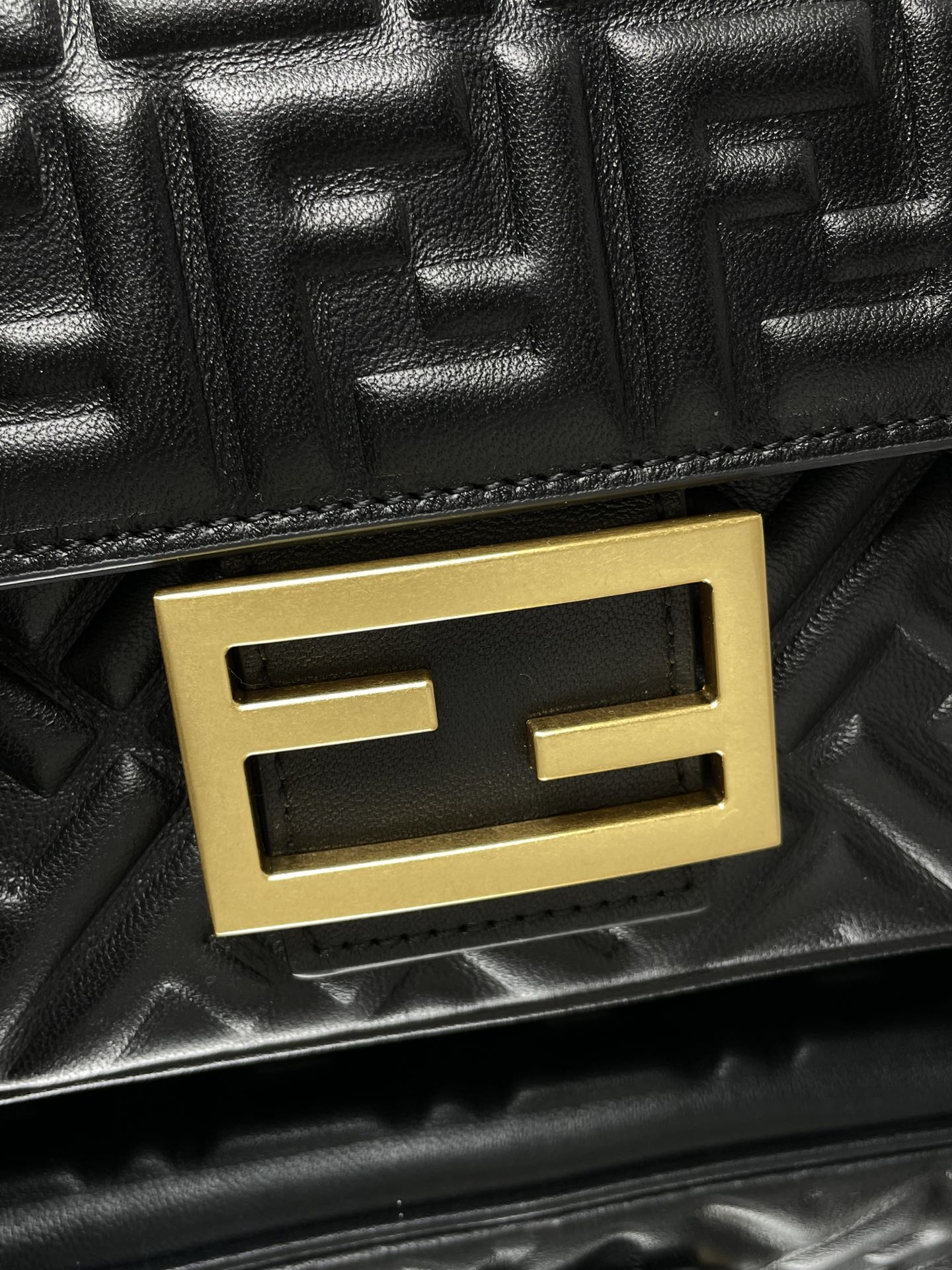 Sac Fend Baguette 24 avec motif FF en cuir noir GHW 