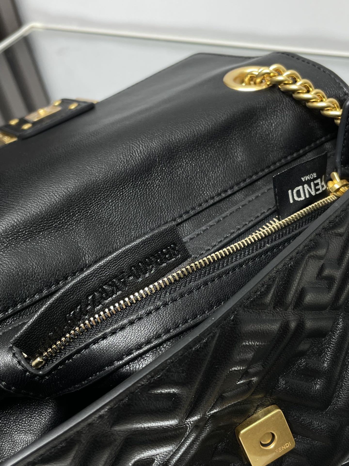 Sac Fend Baguette 24 avec motif FF en cuir noir GHW 