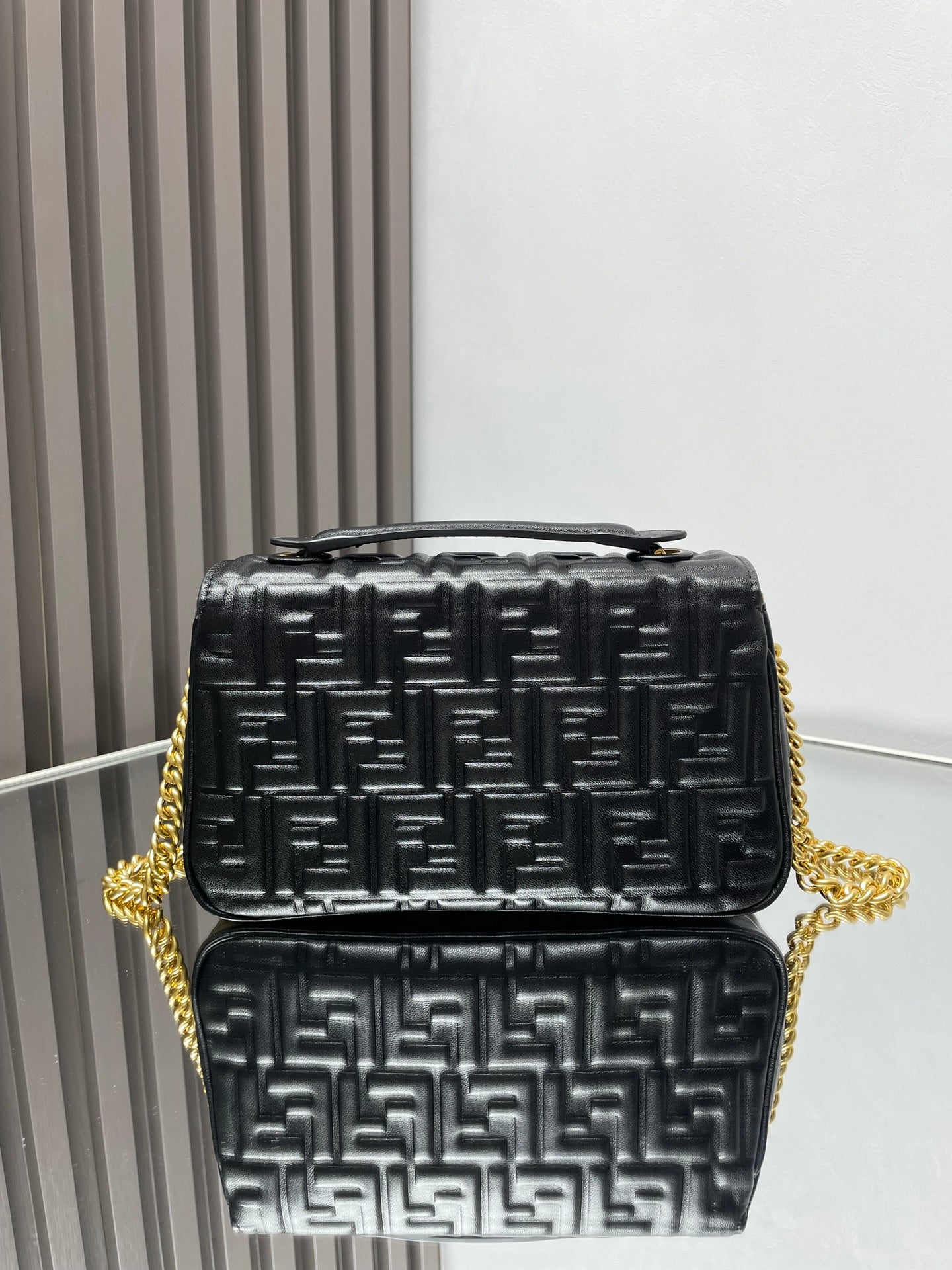 Sac Fend Baguette 24 avec motif FF en cuir noir GHW 