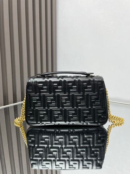 Sac Fend Baguette 24 avec motif FF en cuir noir GHW 