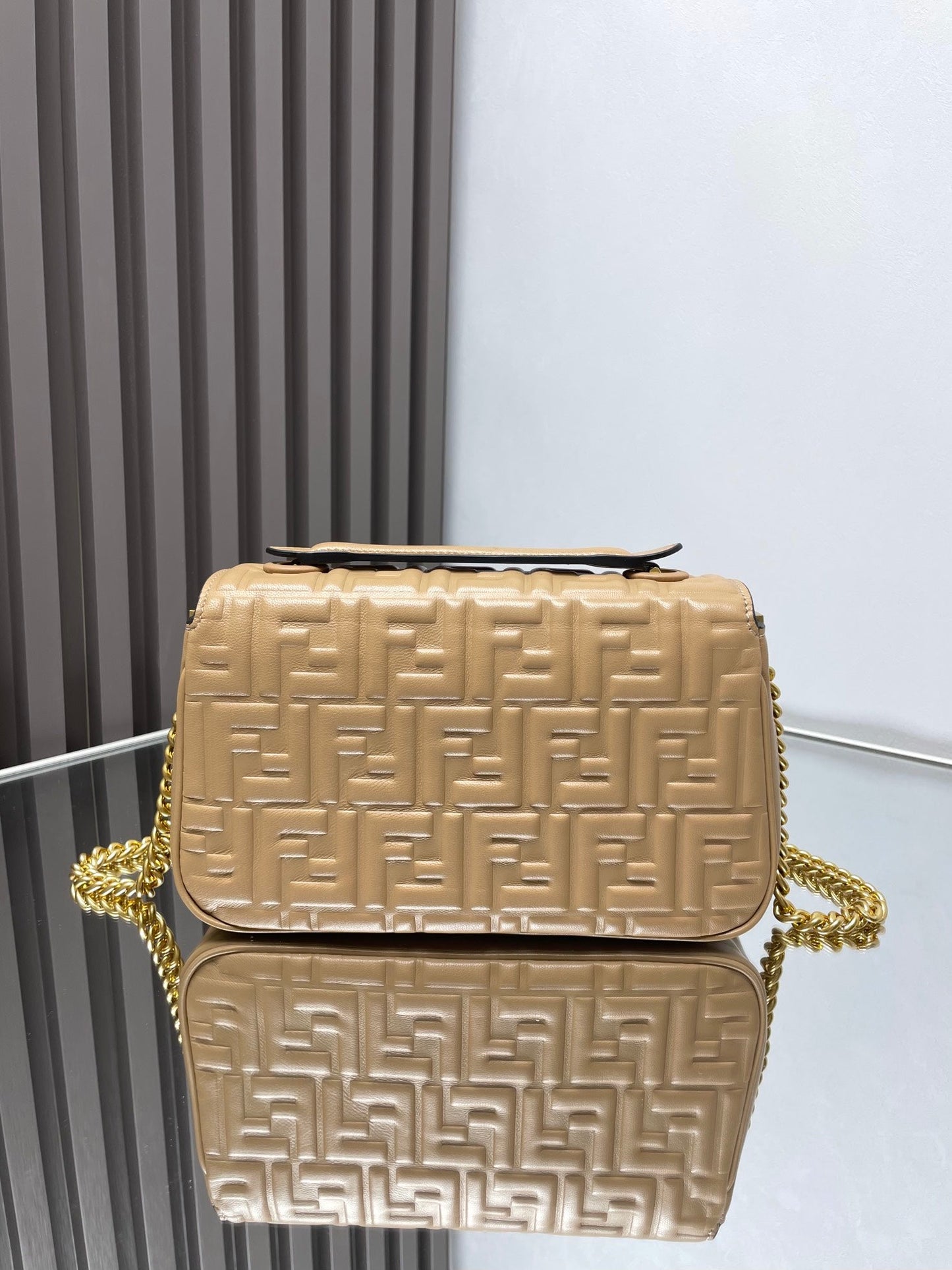 Bolso Fend Baguette 24 con motivo FF en piel beige Ghw 