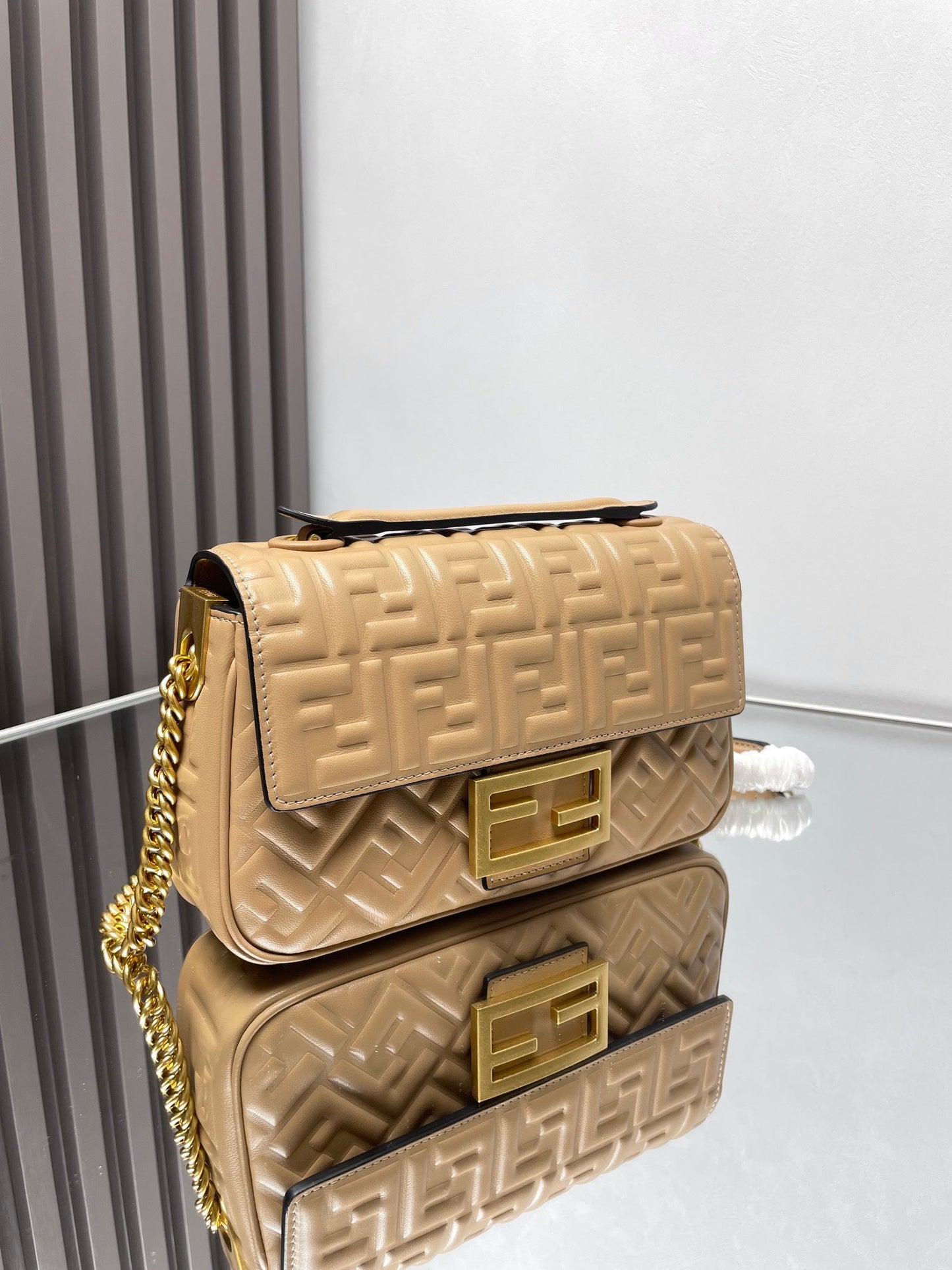 Bolso Fend Baguette 24 con motivo FF en piel beige Ghw 