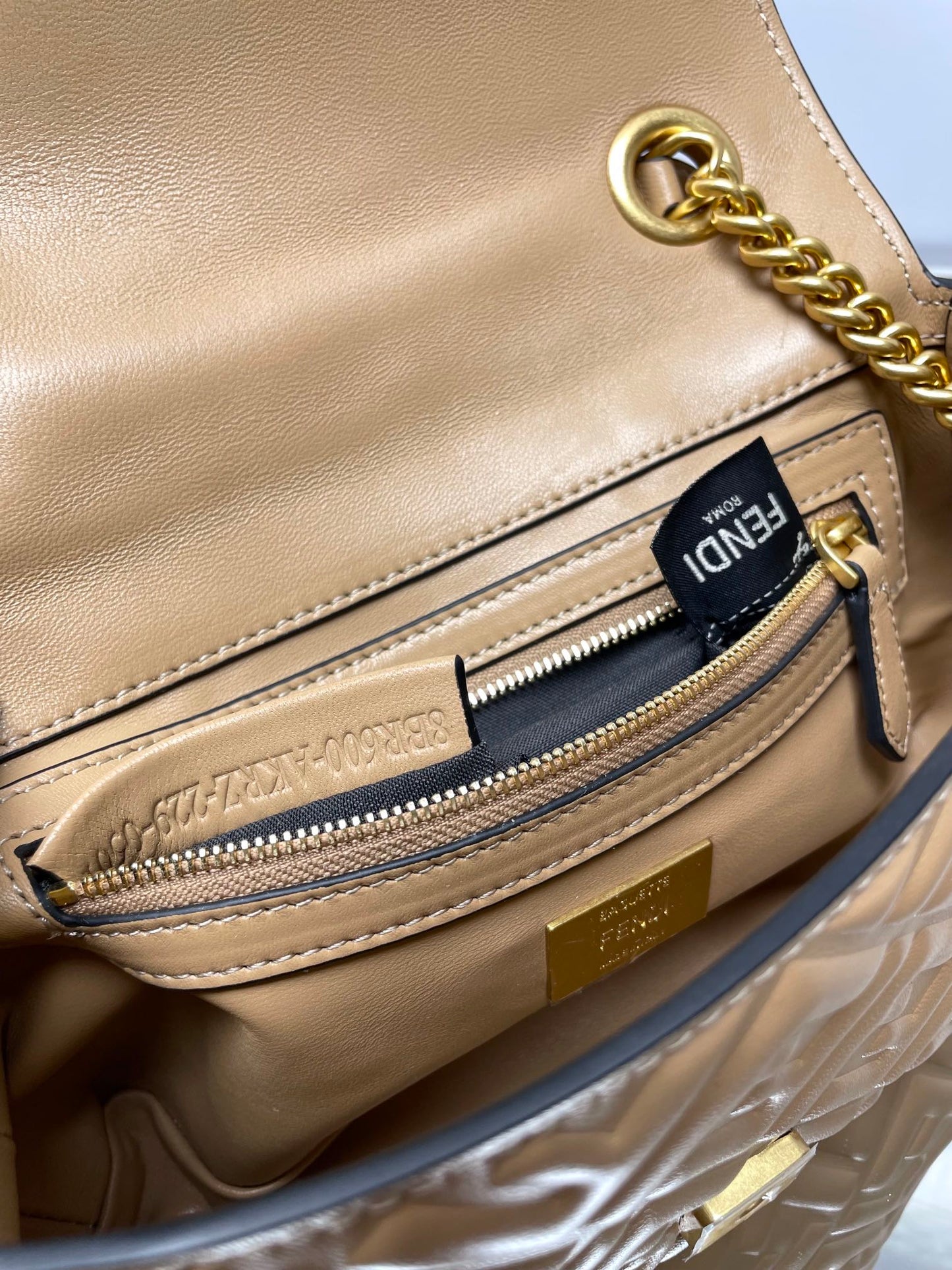 Bolso Fend Baguette 24 con motivo FF en piel beige Ghw 