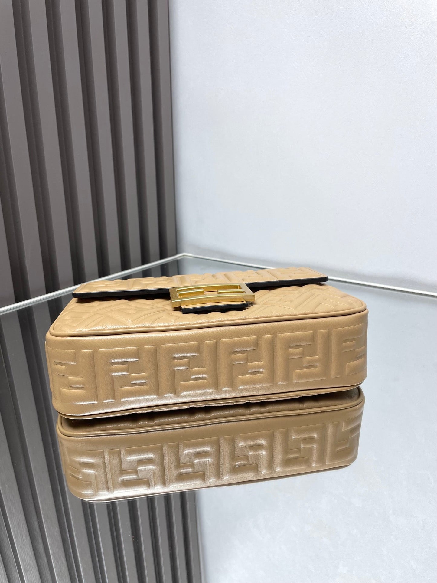 Bolso Fend Baguette 24 con motivo FF en piel beige Ghw 