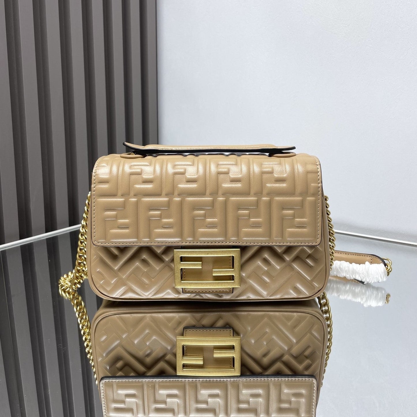 Bolso Fend Baguette 24 con motivo FF en piel beige Ghw 