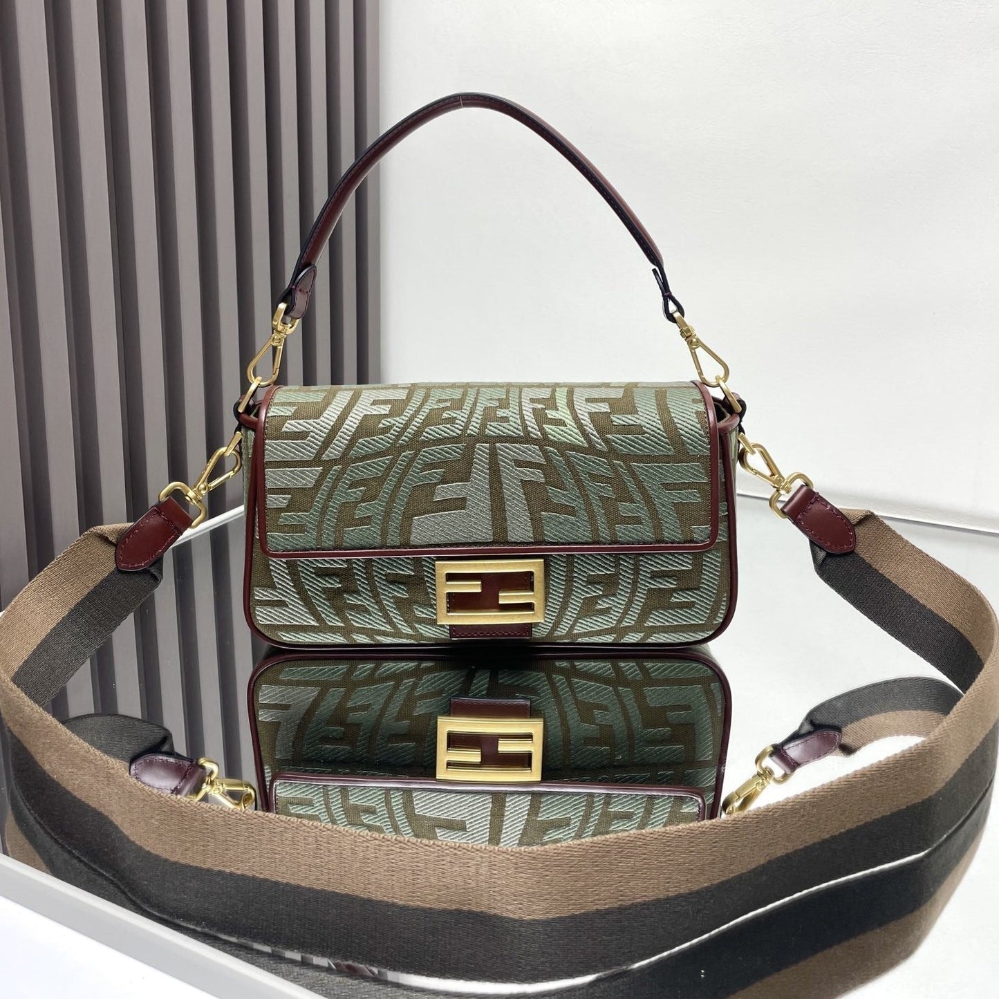 Bolso Fend Baguette 27 de lona verde bordada Ghw 