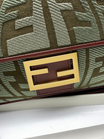 Bolso Fend Baguette 27 de lona verde bordada Ghw 