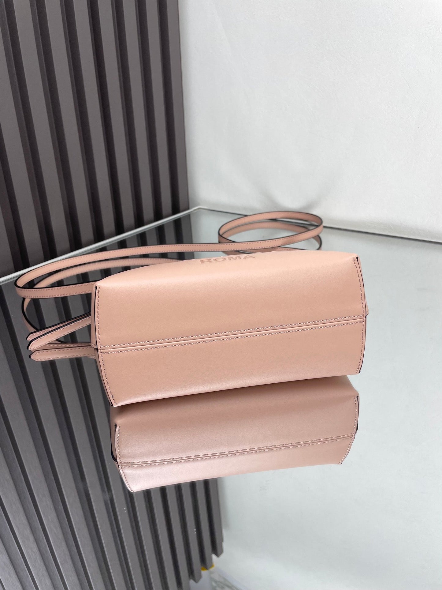POR CIERTO MINI 18 EN PIEL DE BECERRO EN RELIEVE ROSE FOG CON HERRAJES DORADOS