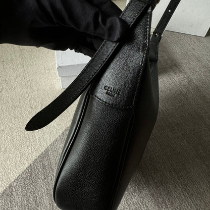 BOLSO PEQUEÑO HELOËSE CUIR 22 EN PIEL DE BECERRO NEGRA CON LOGOTIPO EN RELIEVE