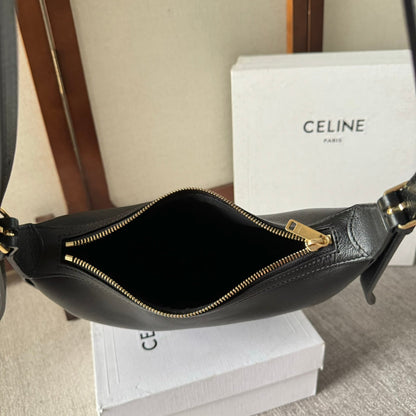 BOLSO PEQUEÑO HELOËSE CUIR 22 EN PIEL DE BECERRO NEGRA CON LOGOTIPO EN RELIEVE