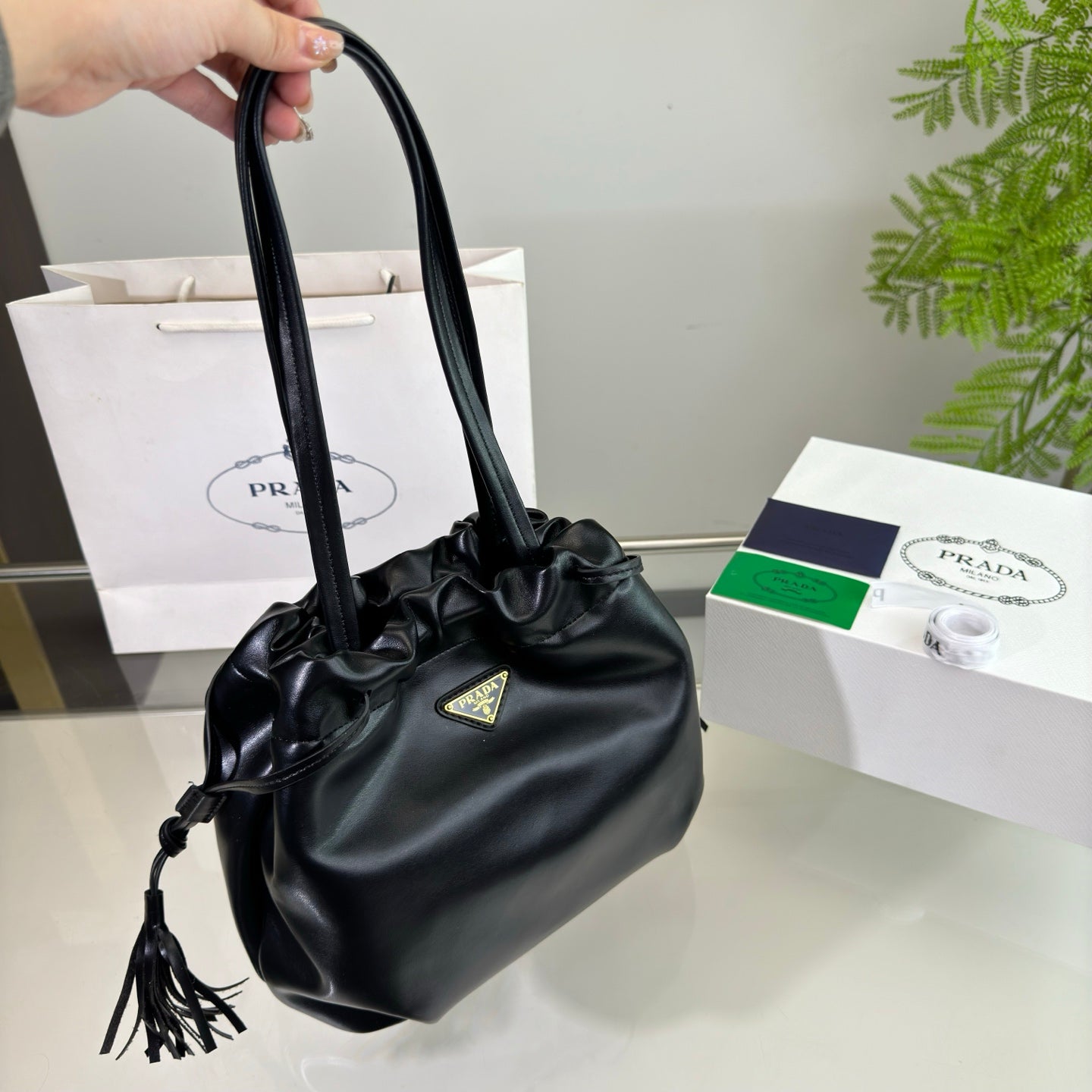 SAC SEAU À CORDON 25 EN CUIR D'AGNEAU SOUPLE NOIR