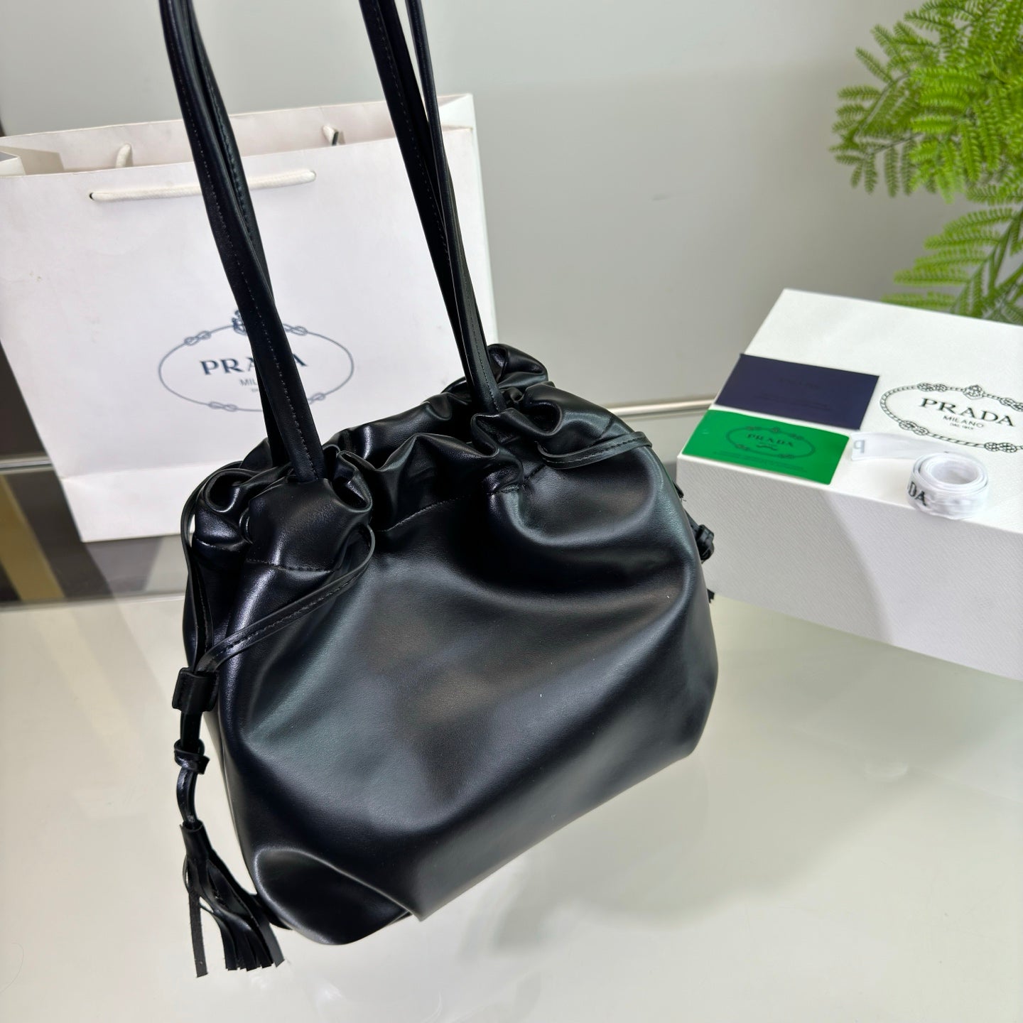SAC SEAU À CORDON 25 EN CUIR D'AGNEAU SOUPLE NOIR