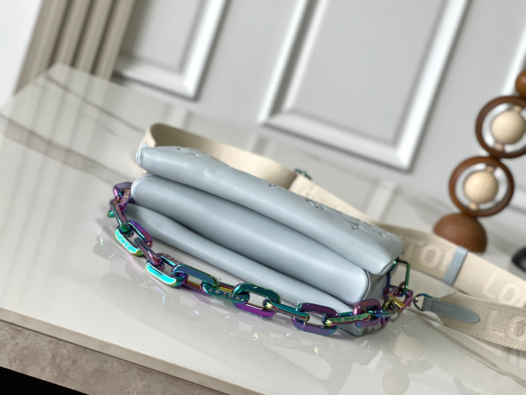 COUSSIN PM 26 EN PIEL DE CORDERO GRIS CON MONOGRAMA EN RELIEVE