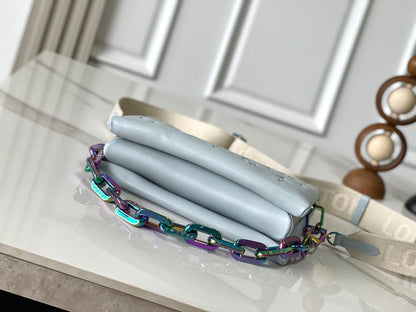 COUSSIN PM 26 EN PIEL DE CORDERO GRIS CON MONOGRAMA EN RELIEVE