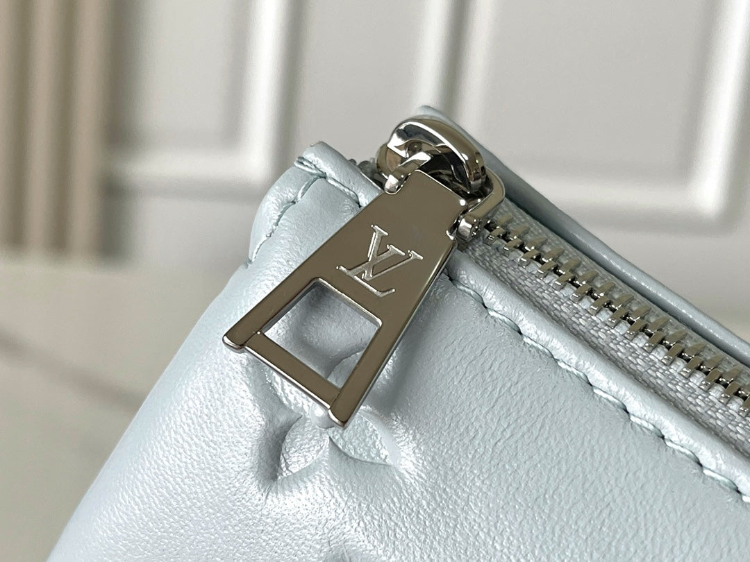 COUSSIN PM 26 EN PIEL DE CORDERO GRIS CON MONOGRAMA EN RELIEVE