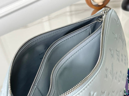 COUSSIN PM 26 EN PIEL DE CORDERO GRIS CON MONOGRAMA EN RELIEVE