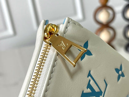 COUSSIN PM 26 EN CUIR D'AGNEAU BLANC ET BLEU AVEC MONOGRAMME EN RELIEF ET QUINCAILLERIE DORÉ