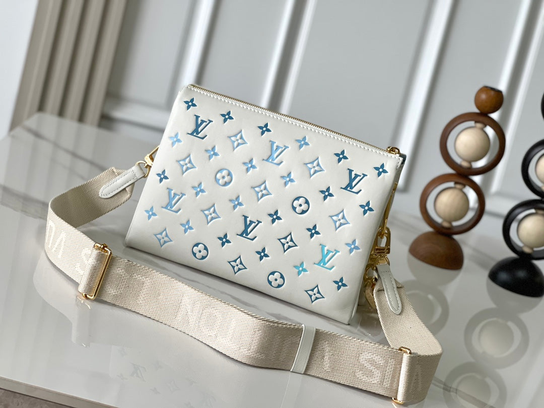 COUSSIN PM 26 EN CUIR D'AGNEAU BLANC ET BLEU AVEC MONOGRAMME EN RELIEF ET QUINCAILLERIE DORÉ