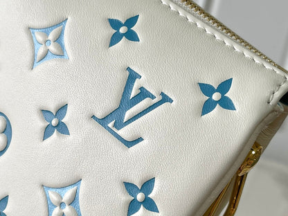 COUSSIN PM 26 EN CUIR D'AGNEAU BLANC ET BLEU AVEC MONOGRAMME EN RELIEF ET QUINCAILLERIE DORÉ