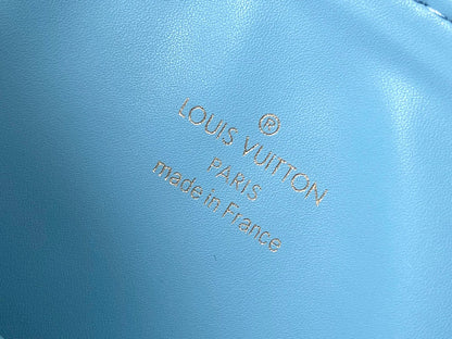 COUSSIN PM 26 EN CUIR D'AGNEAU BLANC ET BLEU AVEC MONOGRAMME EN RELIEF ET QUINCAILLERIE DORÉ