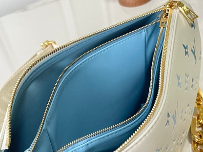 COUSSIN PM 26 EN CUIR D'AGNEAU BLANC ET BLEU AVEC MONOGRAMME EN RELIEF ET QUINCAILLERIE DORÉ