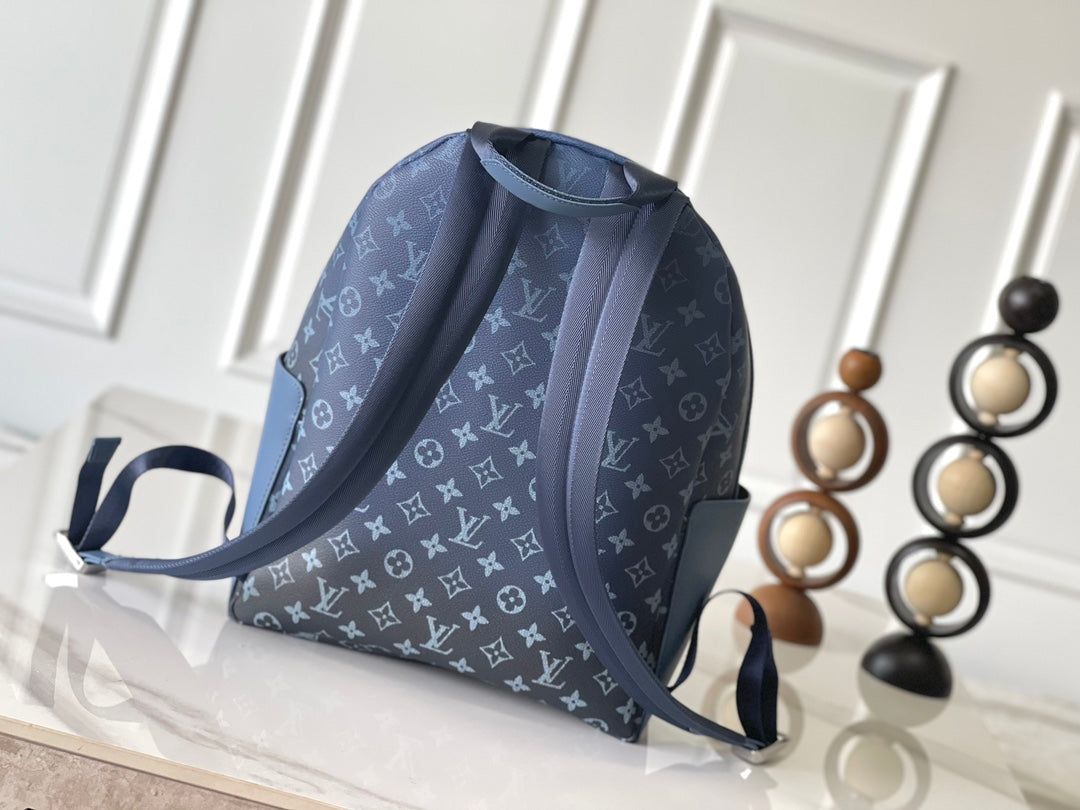 MOCHILA DISCOVERY PM 38 LONA DEGRADADA CON MONOGRAMA AZUL EGEO Y NEGRO