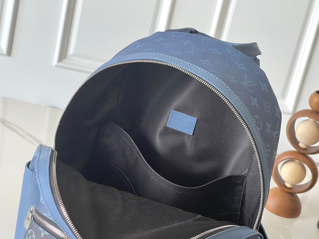 MOCHILA DISCOVERY PM 38 LONA DEGRADADA CON MONOGRAMA AZUL EGEO Y NEGRO